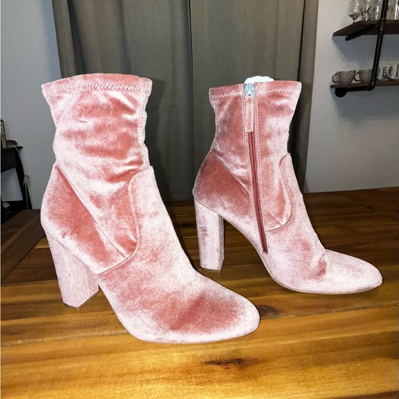 Steve Madden blush velvet booties - Woman’s size 10 - Picture 3 of 7